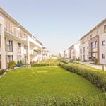 Rasenstreifen an Mehrfamilienhäusern